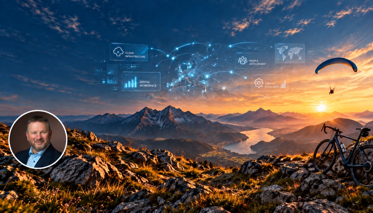Bergpanorama im Abendlicht mit Blick über ein Tal. Links unten ein rundes Porträtfoto von Holger Daube. Am Himmel ein Gleitschirm, rechts ein Gravelbike am Fels. Dazu eingeblendete digitale Panels mit den Begriffen Cloud Infrastructure, Digital Workspace, People Development und Service Excellence sowie eine vernetzte Europakarte.